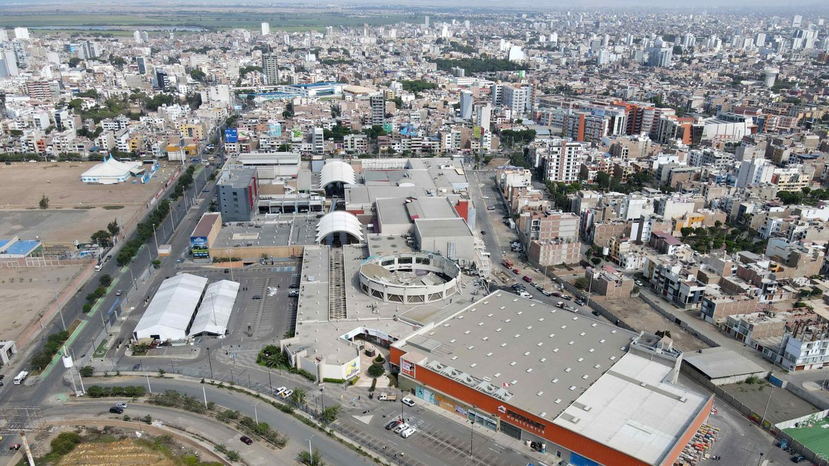 Fotografía aérea del techo colapsado del comercial Real Plaza este sábado 22 de febrero, en Trujillo (Perú).