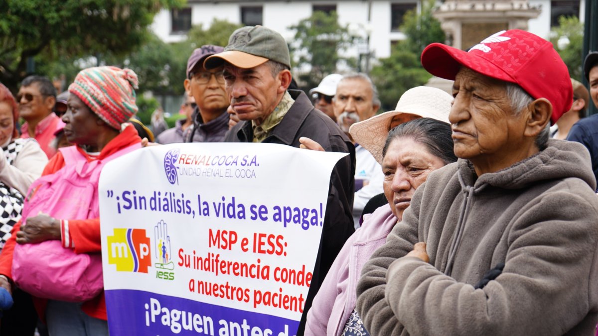 Los pacientes realizaron un plantón en Quito para pedir que el Gobierno pague la deuda a las dializadoras.
