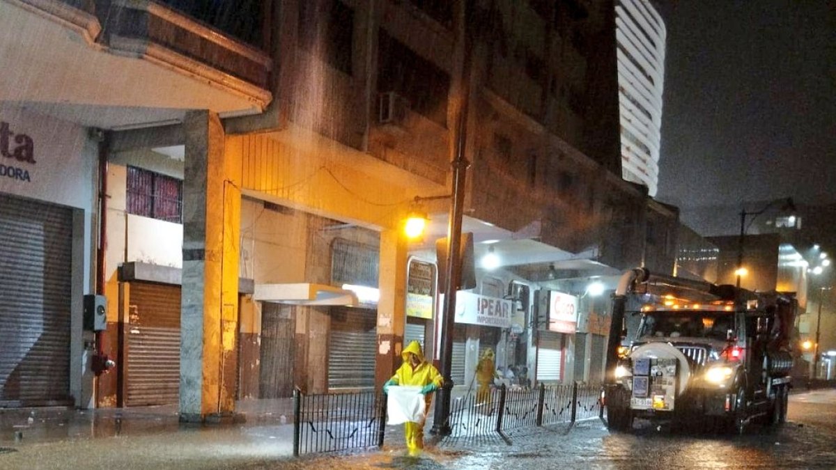Varios trabajadores del Municipio llevaron a cabo labores de limpieza.