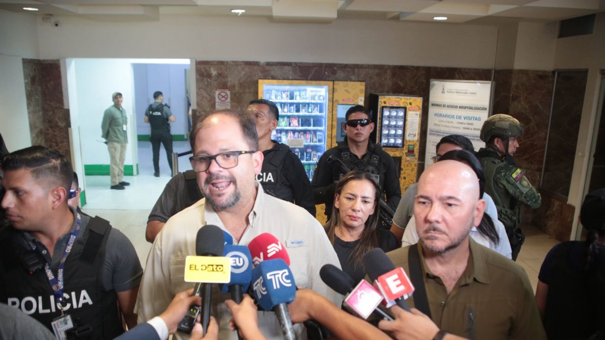 Ministro de Defensa Nacional, Gian Carlo Loffredo (derecha), y el ministro del Interior, John Reinberg (izquierda).