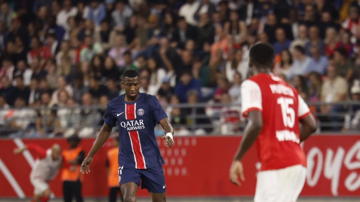 William Pacho es titular fijo en la defensa de PSG.