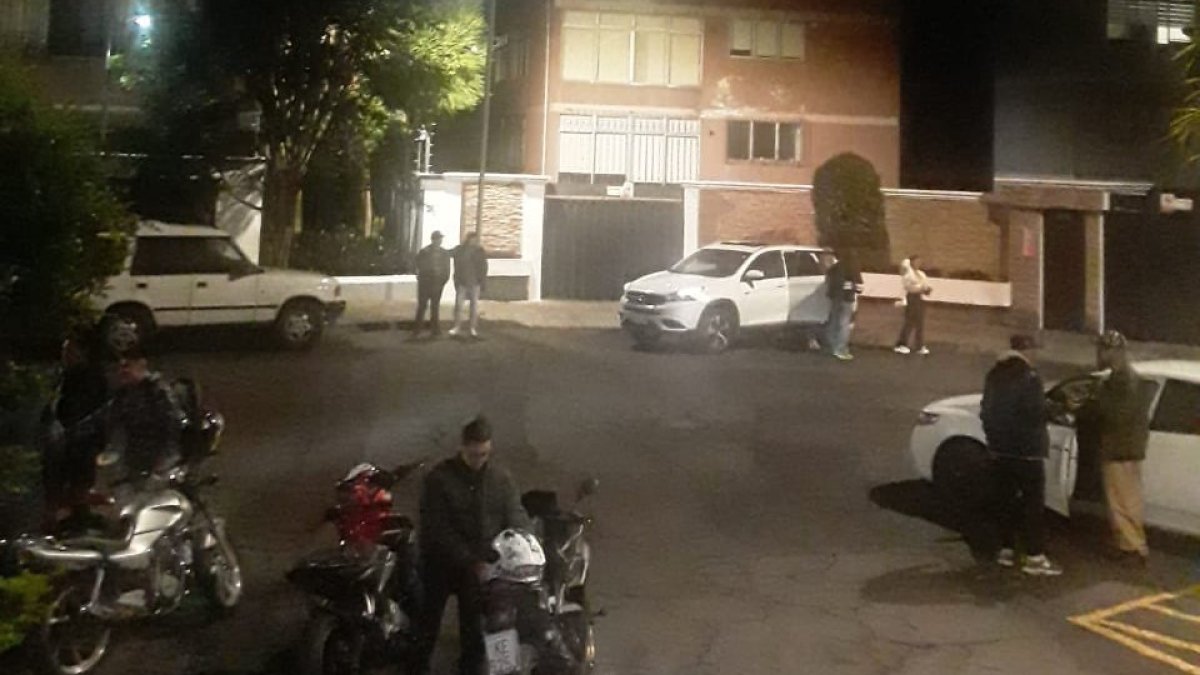 Los residentes captaron las piruetas riesgosas que realizaban los motociclistas en la calle Finlandia, sector de la av. República de El Salvador, norte de Quito.