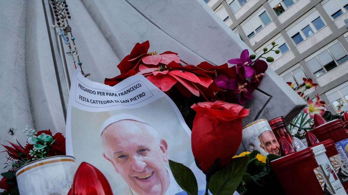 Fotos del papa Francisco a los pies de la estatua del papa Juan Pablo II enfrente del hospital Agostino Gemelli de Roma, donde se encuentra internado desde el 14 de febrero.