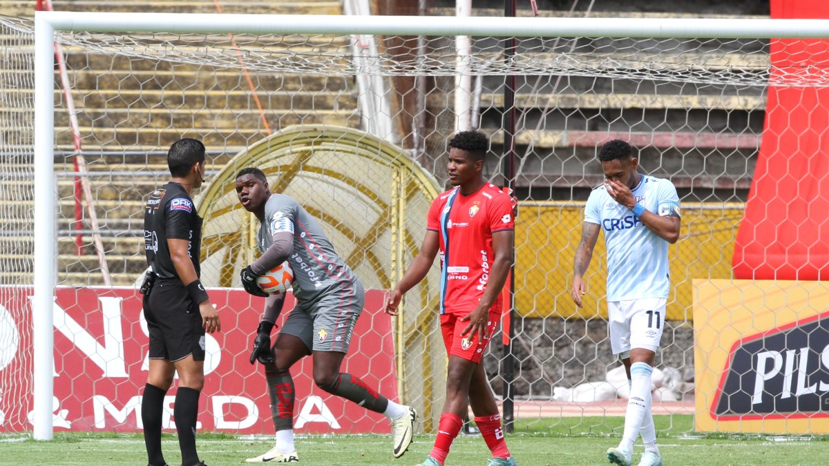 El arquero Leodán Chalá (i) fue de los puntos altos de El Nacional.