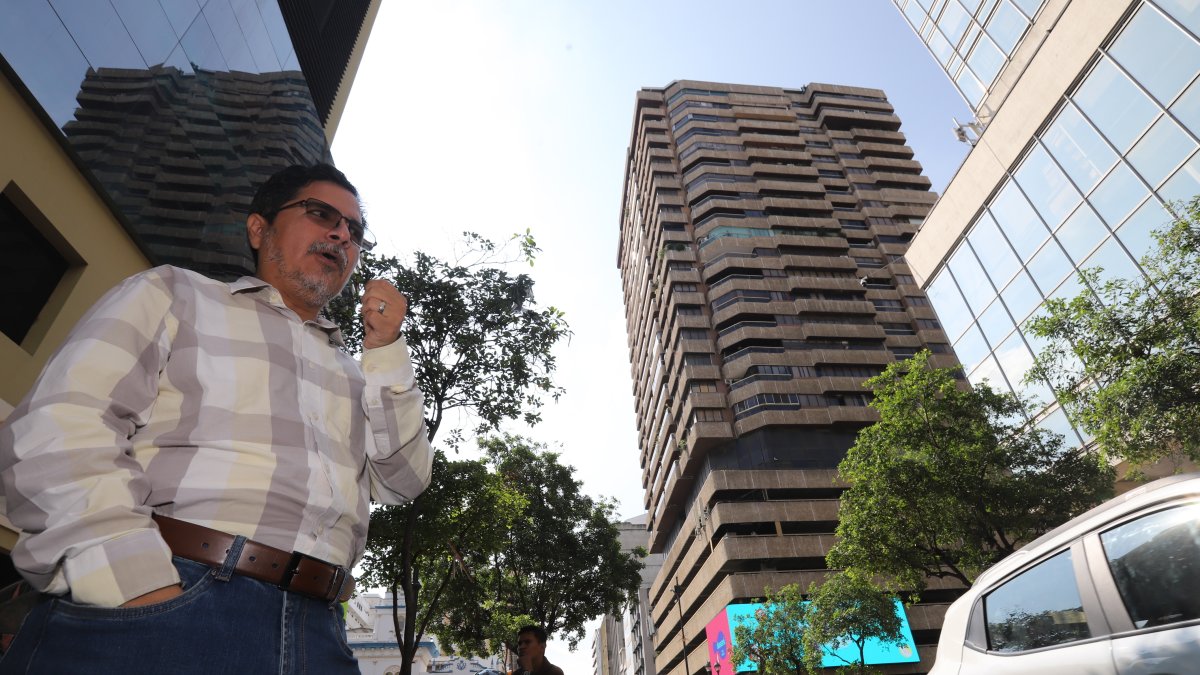 Recorrido. Guillermo Ponce, director del Instituto de Hábitat y Diseño detalla que hay edificios que representan un peligro para los peatones.