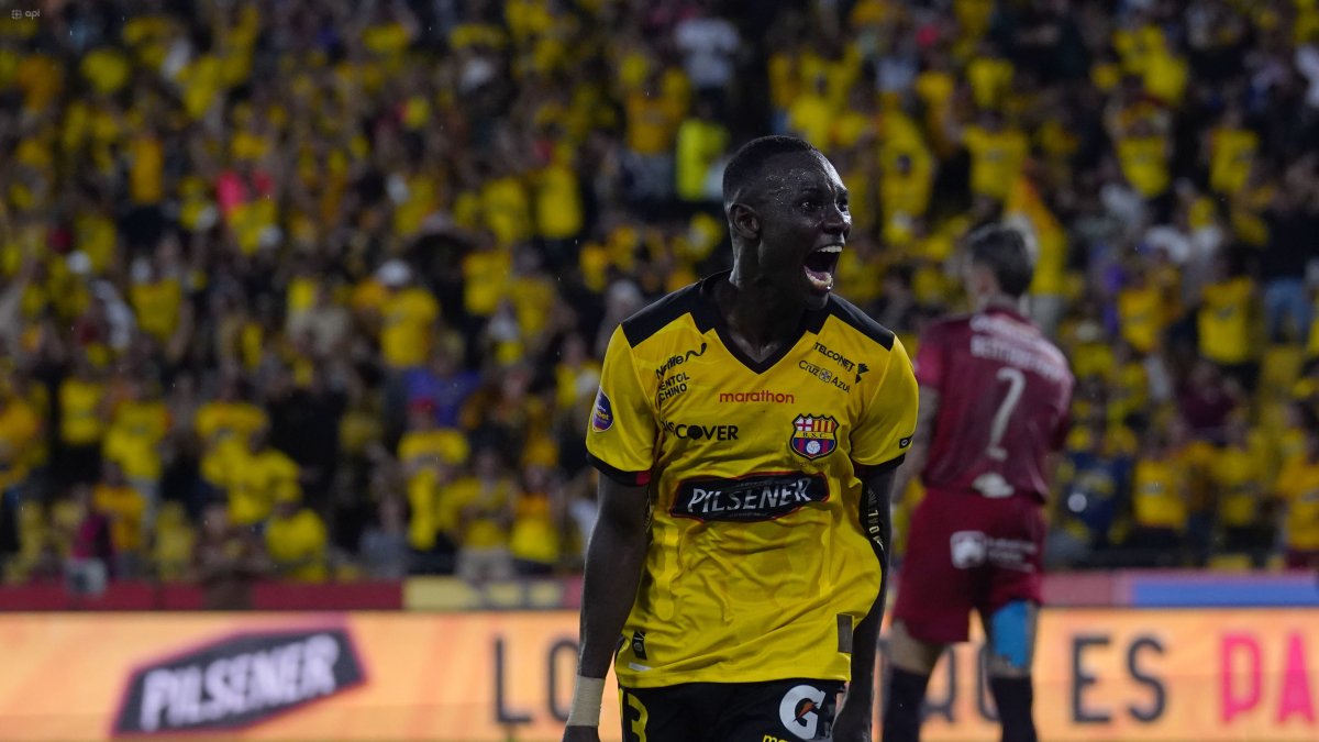 Janner Corozo y su festejo tras marcar el gol de la victoria de Barcelona.