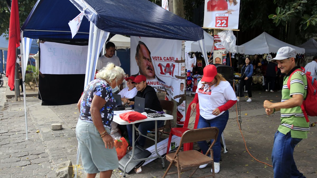Personas bailan en un centro de información de votación de un partido político este domingo, en Tegucigalpa (Honduras).