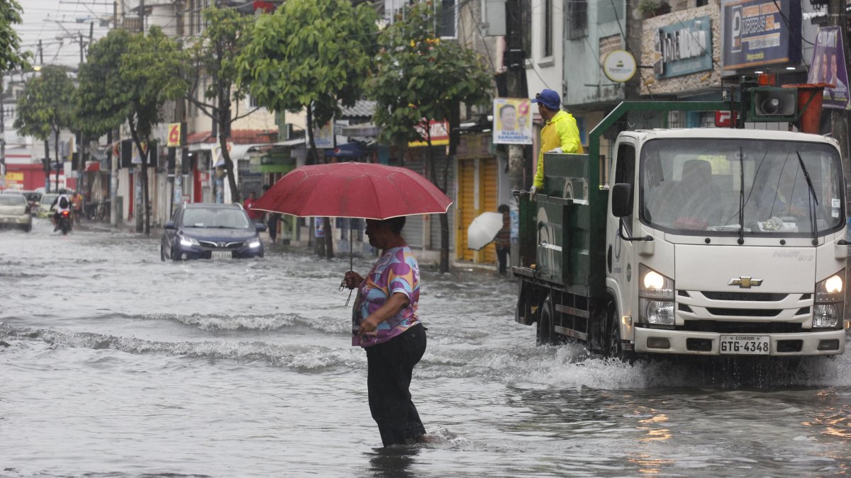 Las fuerte lluvia que soportó Guayaquil anegó varias vías, la mañana de este lunes 24 de febrero.