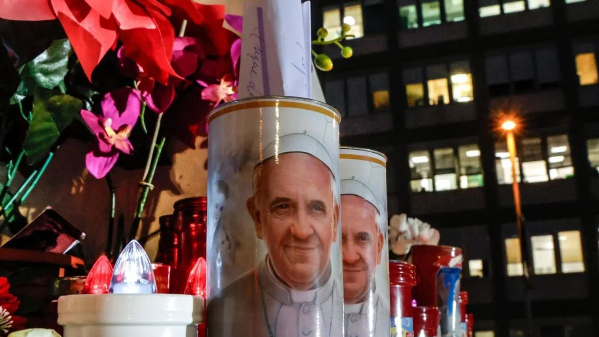 Velas y flores frente al hospital Gemelli de Roma donde está ingresado el papa Francisco.