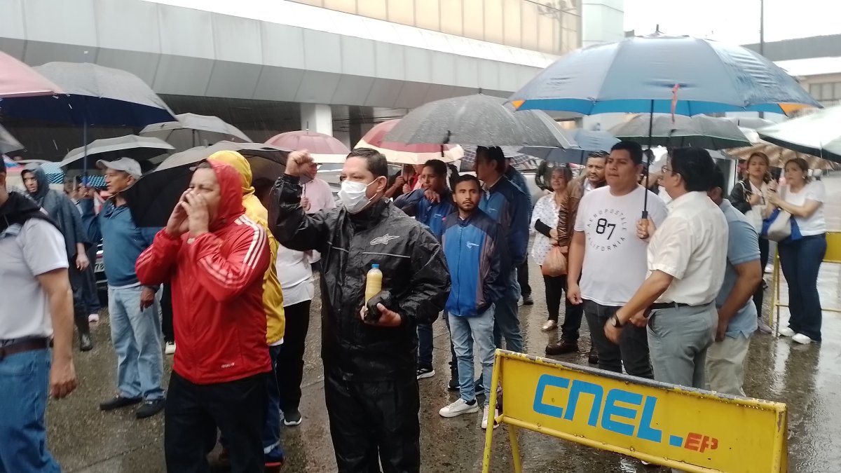 Trabajadores de CNEL protestaron en los exteriores de la unidad de negocio La Garzota, en el norte de Guayaquil, la mañana de este lunes 24 de febrero.