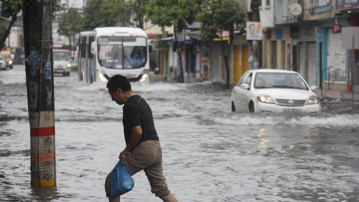 La fuerte lluvia que soportó Guayaquil entre la madrugada y mañana de este lunes 24 de febrero anegó varias calles.