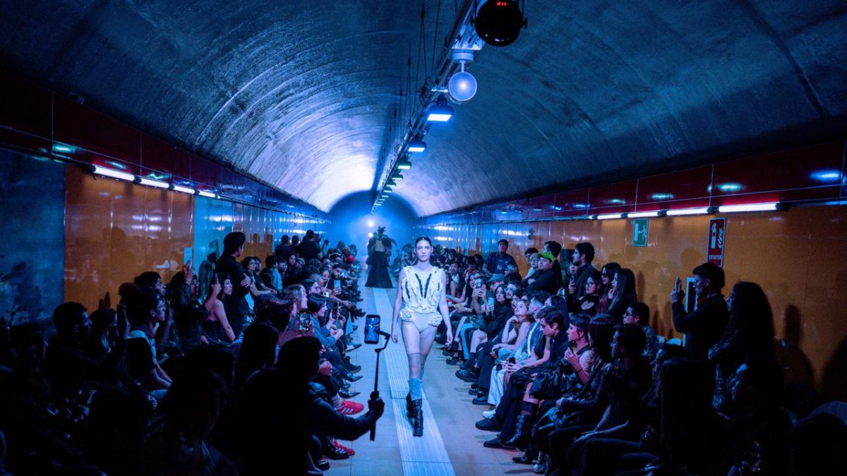 La pasarela de moda se realizó en el túnel peatonal de la estación San Francisco del Metro de Quito.