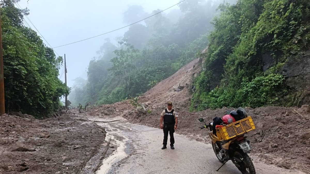 El kilómetro 120 de la vía Cuenca- Girón- Pasaje está cerrado debido a un deslizamiento de lodo.