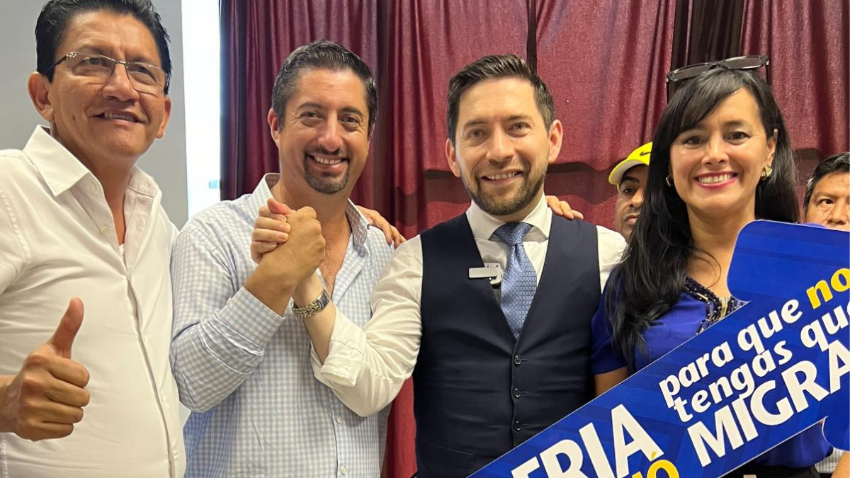 El 18 de diciembre del 2024, Javier Orti, presidente de Avanza, recibiendo a Luis Felipe Tillería (en el centro), en una foto compartida en sus redes sociales.