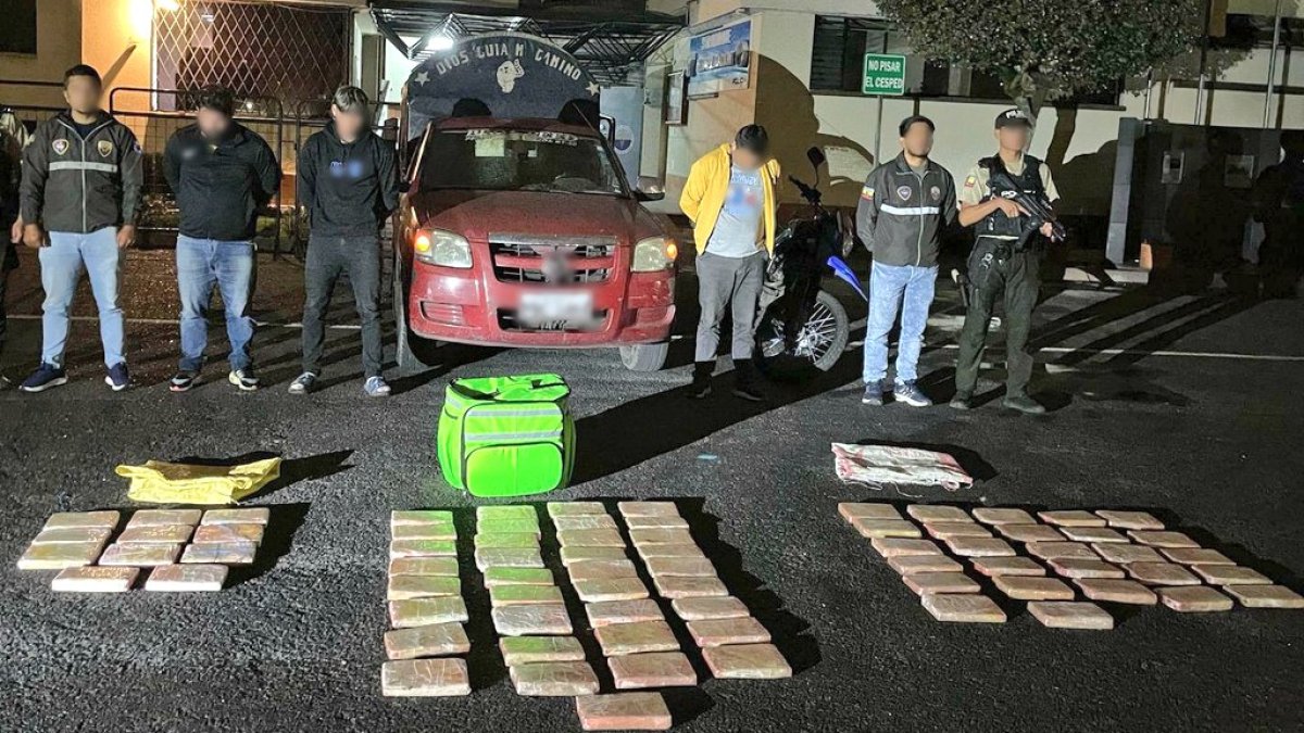 En el balde de la camioneta había dos sacos de yute y una mochila color verde.