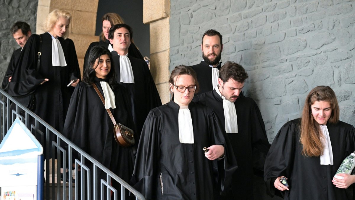 Los abogados bajan las escaleras el primer día del juicio contra el cirujano jubilado Joel Le Scouarnec, acusado de agredir o violar a 299 pacientes. 24 de febrero de 2025.