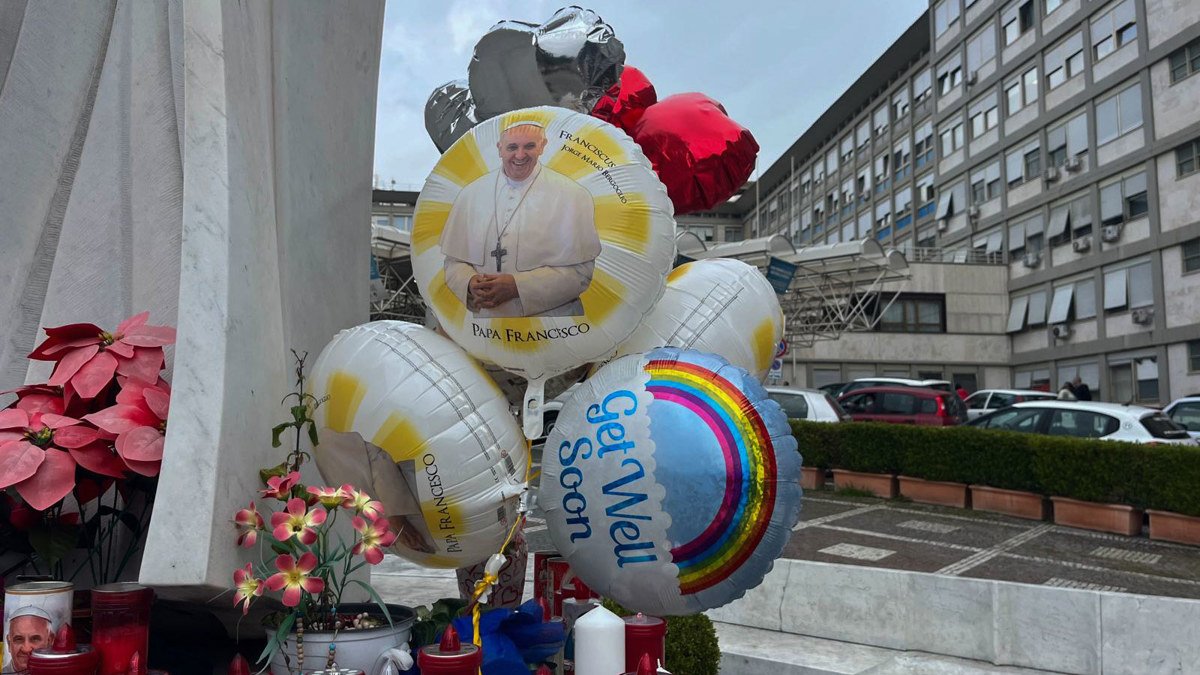Cartas, globos y flores se acumulan en las puertas del hospital Gemelli en Roma.