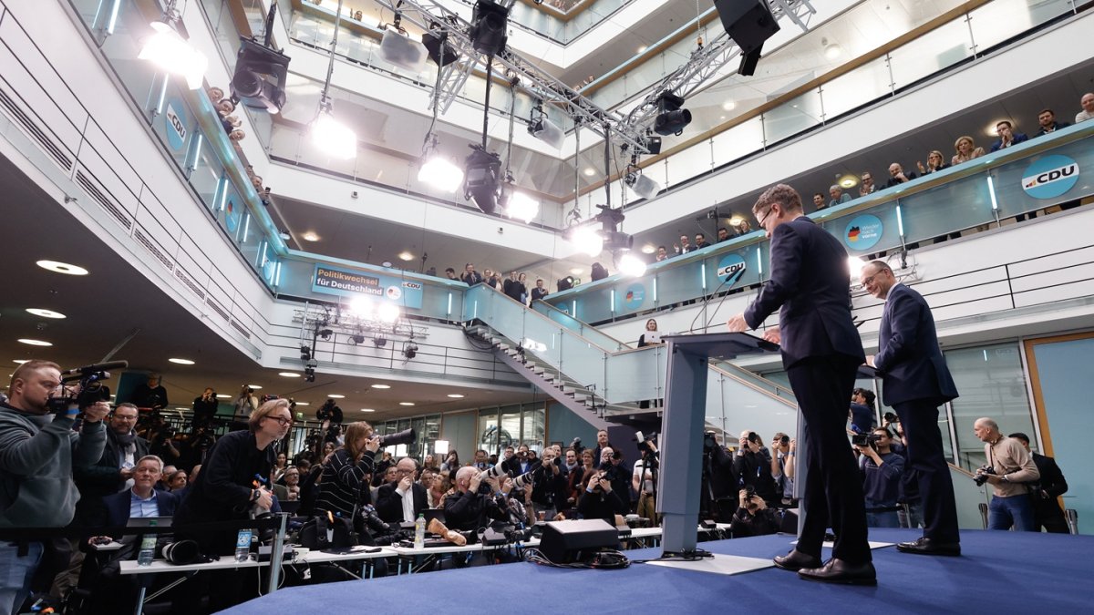 El líder de la Unión Demócrata Cristiana (CDU), Friedrich Merz (derecha), y el secretario general de la CDU, Carsten Linnemann, un día después de las elecciones federales.