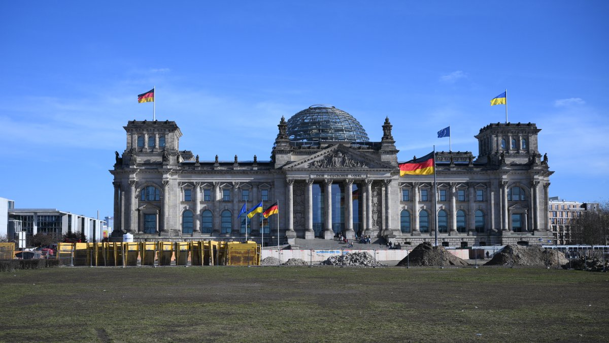 Una bandera ucraniana en el edificio del Reichstag que alberga el Bundestag (cámara baja del parlamento alemán) mientras se realizan obras de construcción frente al edificio.