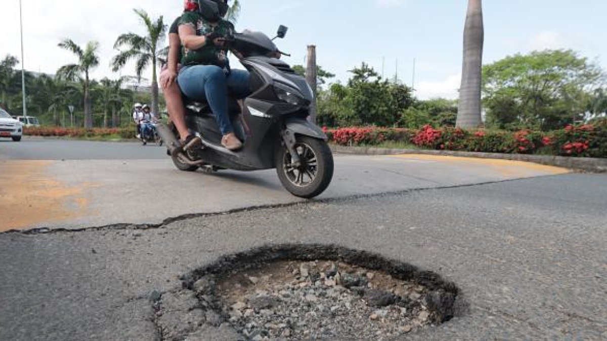 El mal estado de las vías en La Joya y Villa del Rey no es un caso nuevo. Antes ya ha EXPRESO ha contado la situación
