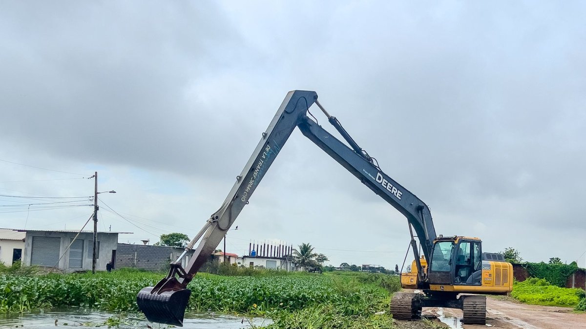 Con maquinaria pesada, la Alcaldía se ha visto obligada a intervenir áreas inundadas, con maleza y basura.