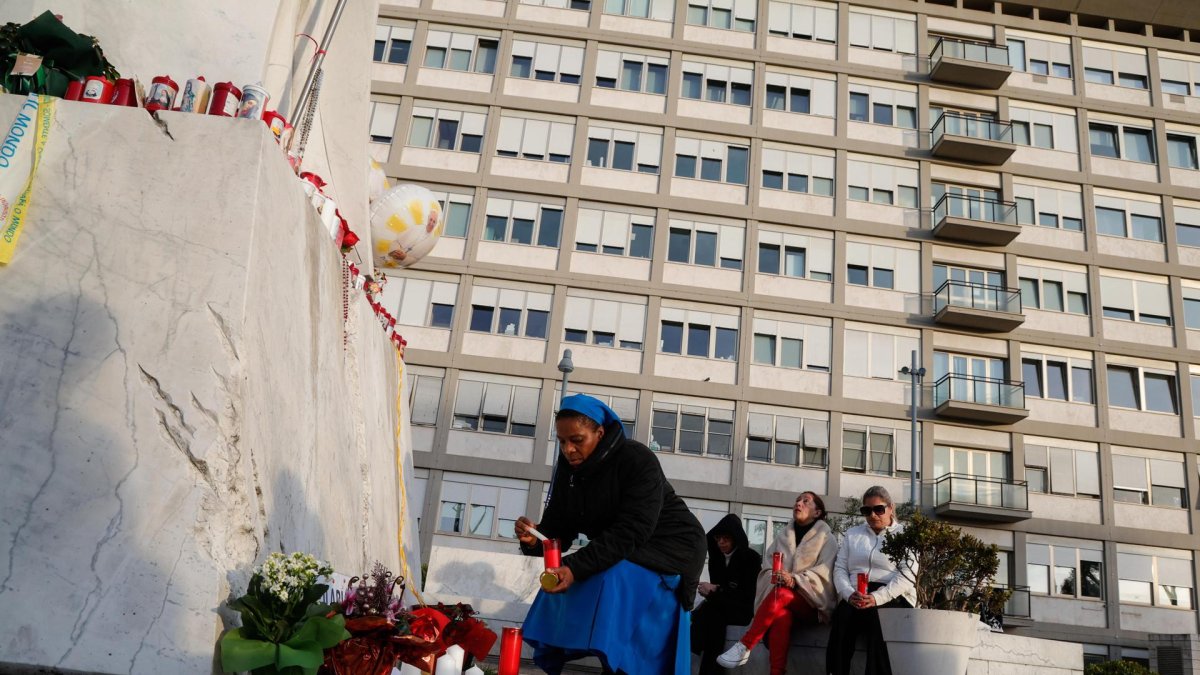 Una monja reza bajo la estatua del difunto Papa Juan Pablo II afuera del Hospital Agostino Gemelli, donde el Papa Francisco está hospitalizado en Roma, Italia, el 23 de febrero de 2025.