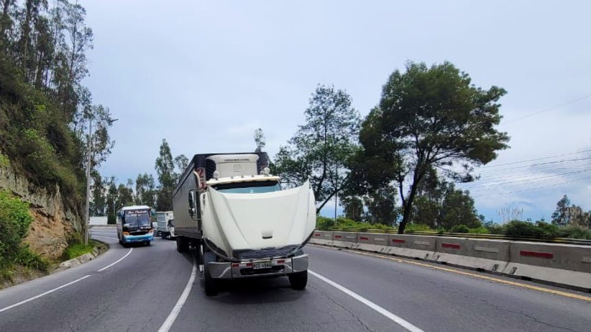 El tráiler quedó detenido sobre un carril de la av. Simón Bolívar, tras presentar un desperfecto.