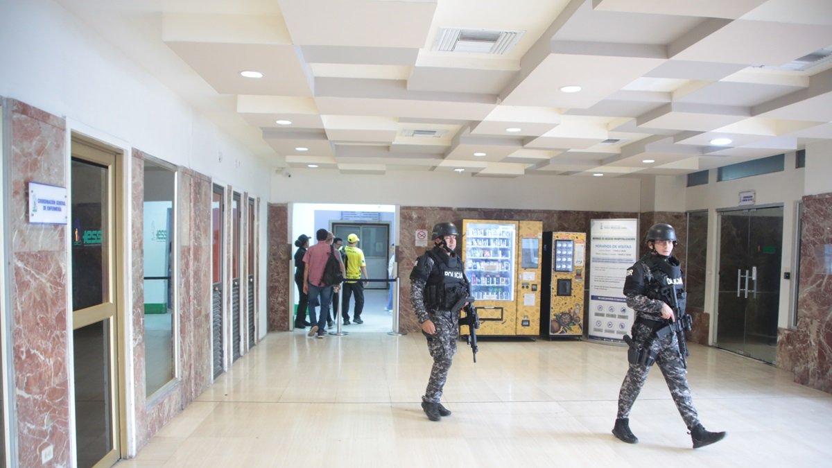Policías resguardan la parte interior del hospital Teodoro Maldonado Carbo, en el sur de Guayaquil.