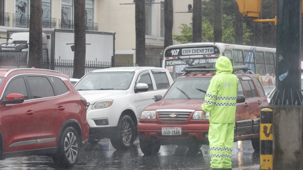 Las lluvias propician congestionamiento vehicular en zonas de Guayaquil.
