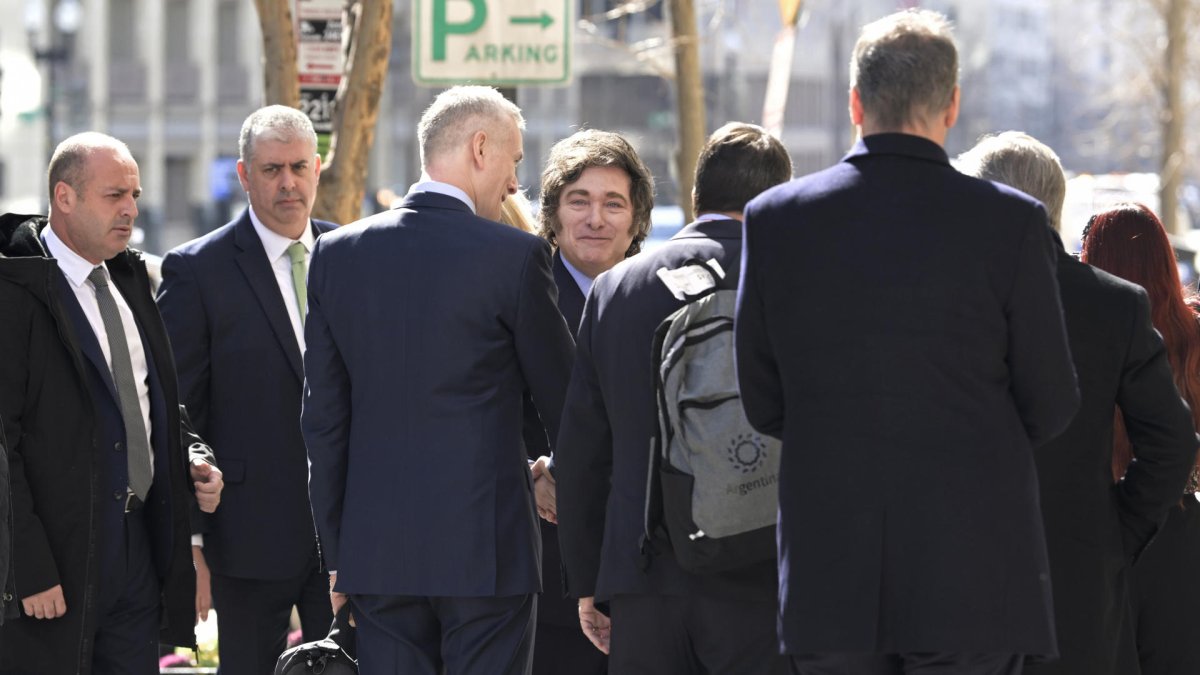 El presidente de Argentina, Javier Milei (c), llega a la sede del Banco Iberoamericano de Desarrollo (BID) este viernes, en Washington (EE.UU.).