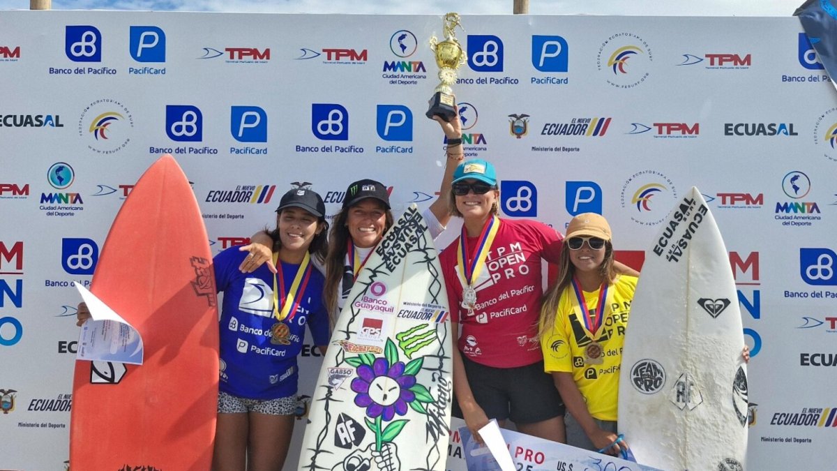 Barona, con la copa en alto, lideró la categoría Open femenina en Manta.