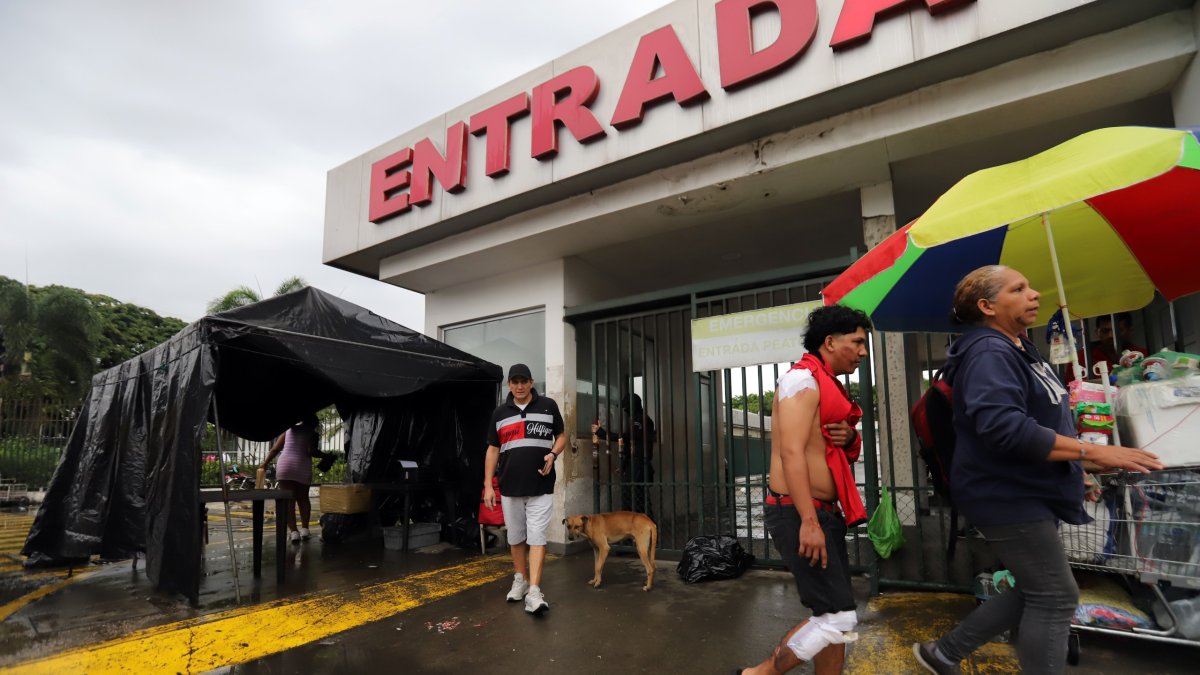 Temor. Varios pacientes del Hospital del IESS Teodoro Maldonado Carbo temen caminar por los alrededores del centro médico; piden mayor resguardo policial y militar.