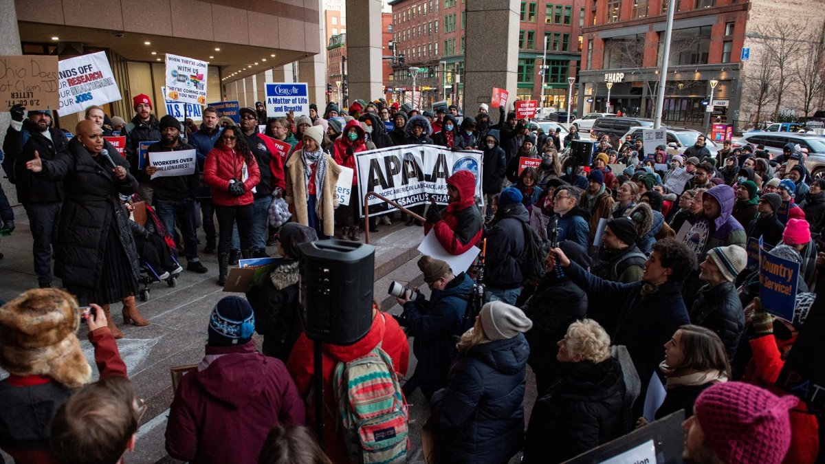 La gente se manifiesta para defender a trabajadores federales contra las políticas del presidente Donald Trump y Elon Musk, afuera del edificio federal Thomas P. O'Neill, Jr. en Boston.
