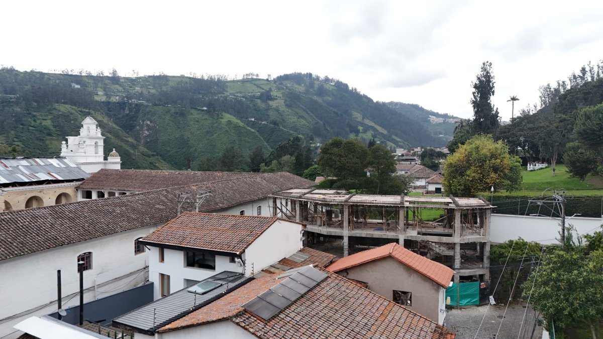 Situación. Según los vecinos, la construcción, que está ubicada en el centro de Guápulo, afecta el entorno patrimonial y cultural.