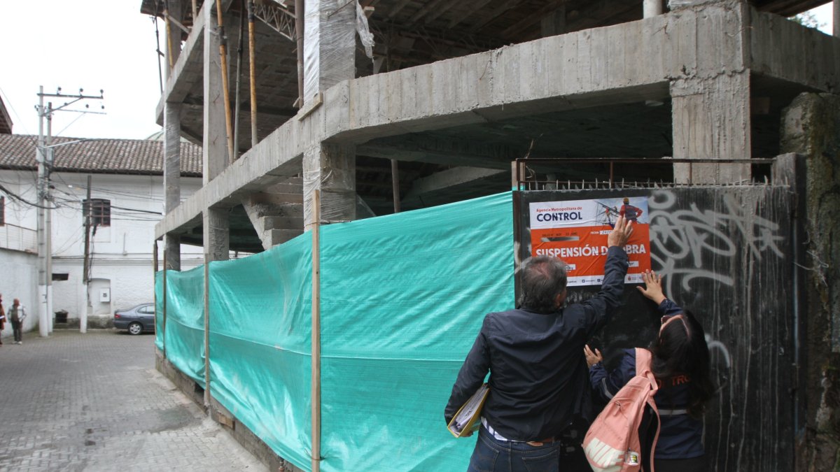 Personal técnico de la Agencia Metropolitana de Control acudió a inspeccionar la obra y encontró que no contaba con medidas de seguridad.