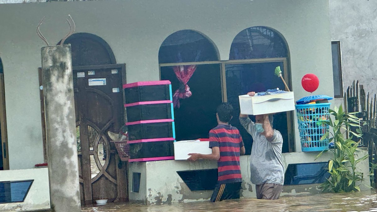 Los habitantes de la parroquia Calderón trataban de rescatar sus pertenencias, ante las inundaciones.