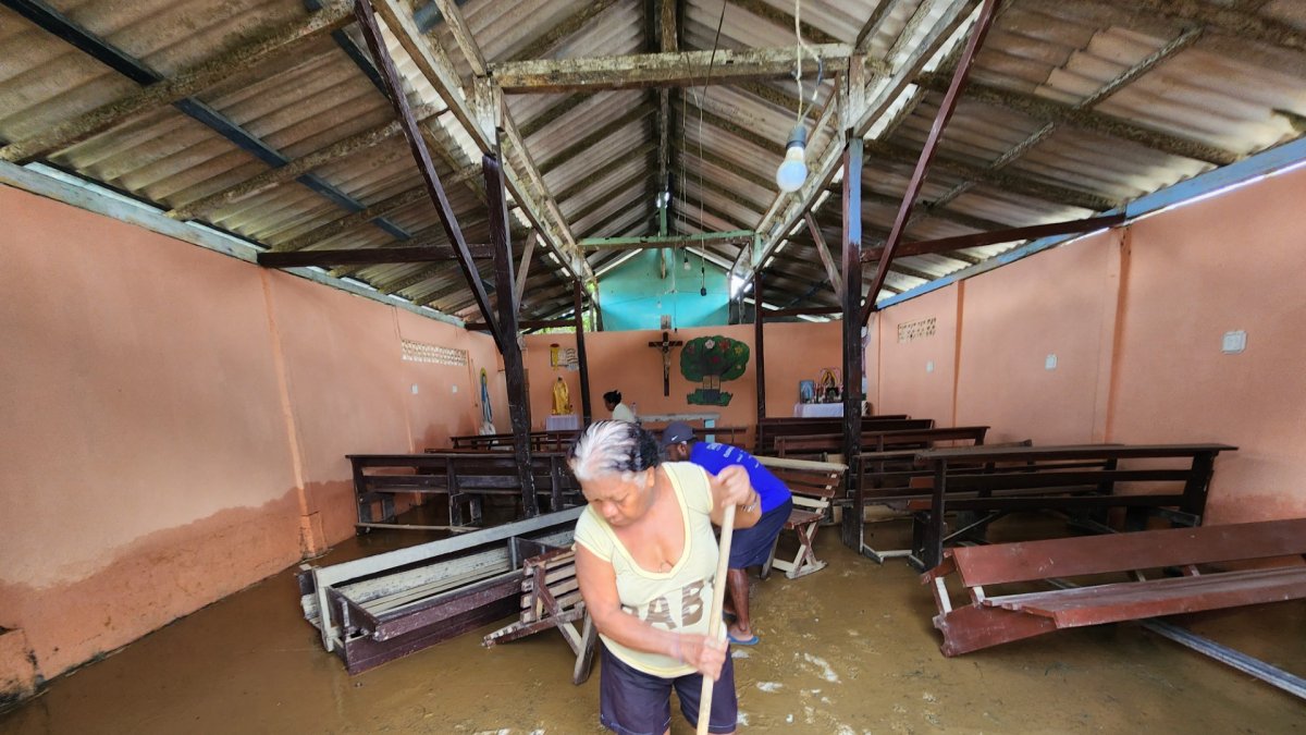 Los habitantes remueven el fango que quedó en diferentes edificaciones, tras las inundaciones.