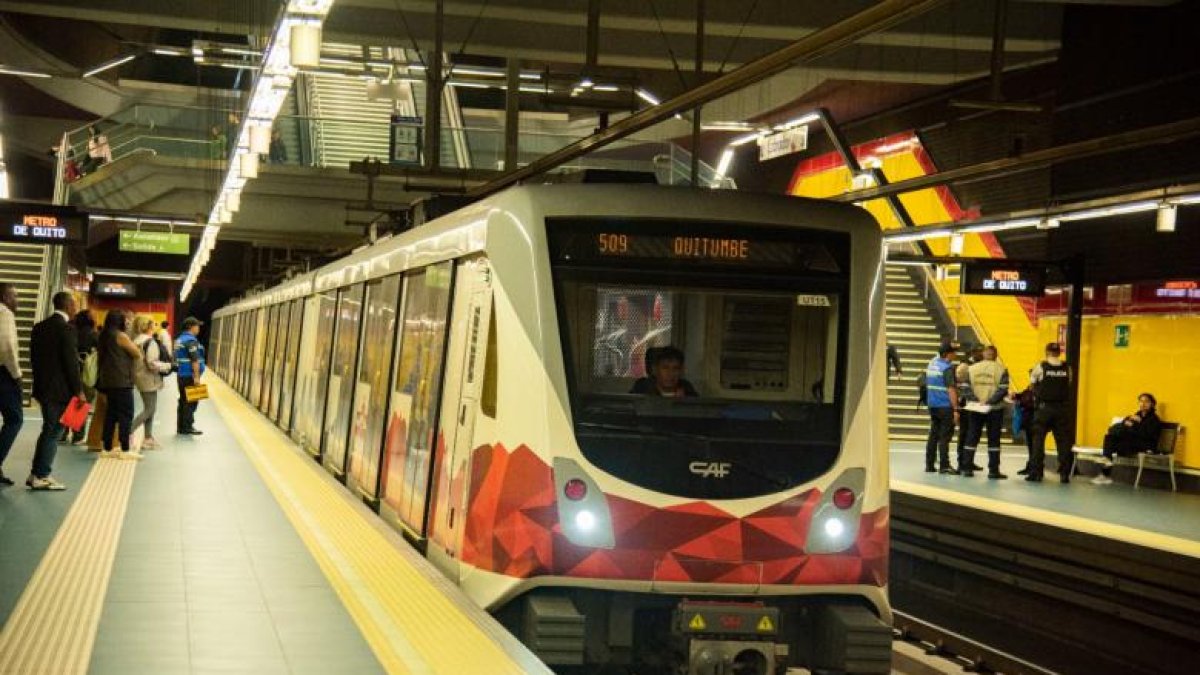 Un hombre bajó hacia los rieles del tren en la estación de El Ejido. Este acto es prohibido por seguridad