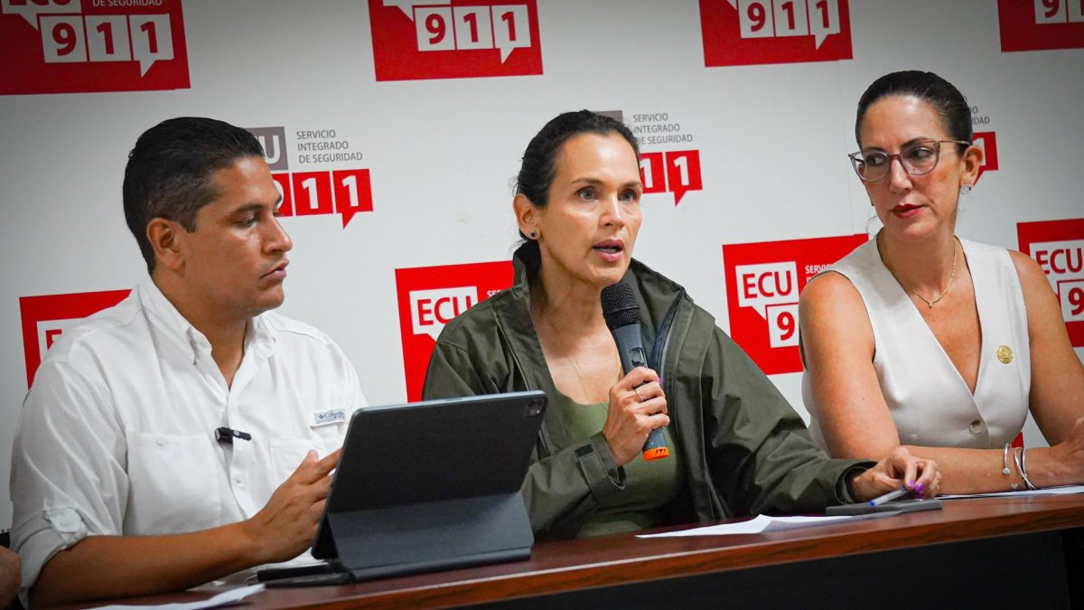 Las ministras Inés Manzano y Alegría Crespo durante la reunión en la que se dieron a conocer las medidas adoptadas.