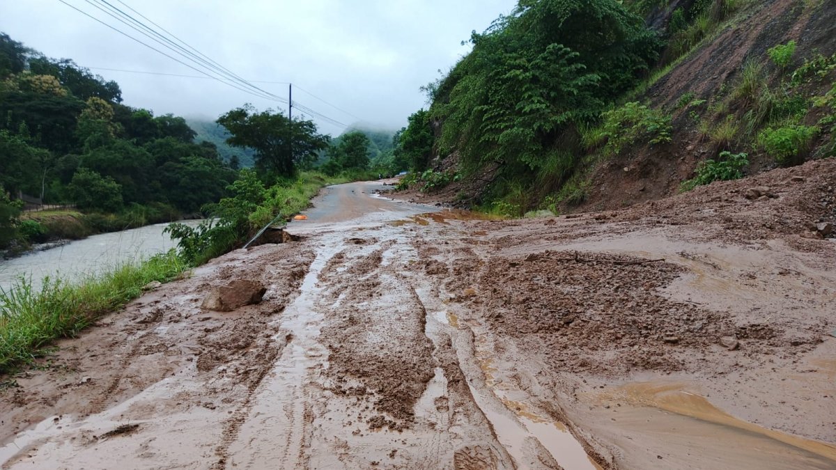 En la provincia de El Oro se han registrado vías bloqueadas por las intensas lluvias.