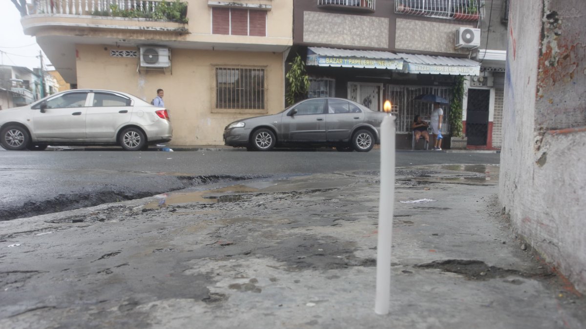 En el lugar del asesinato, colocaron una vela en su memoria.