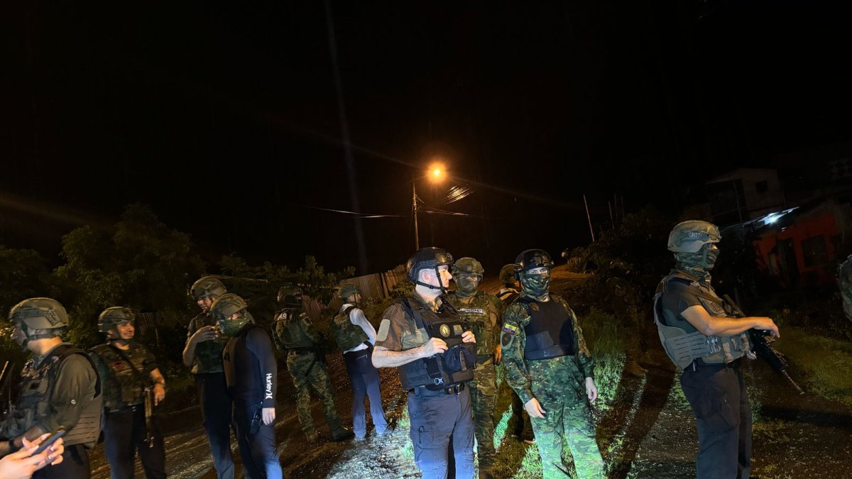 Militares hallan pruebas de microtráfico y cultos a la Santa Muerte en Ciudad Perdida junto al ministro de Defensa.