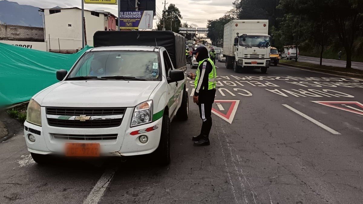 Los agentes se colocan en dos puntos de la avenida Simón Bolívar, para obligar a reducir la velocidad.