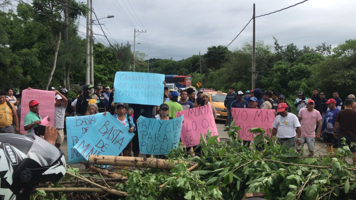 Esta medida tomada por los comuneros paralizó la circulación vehicular.