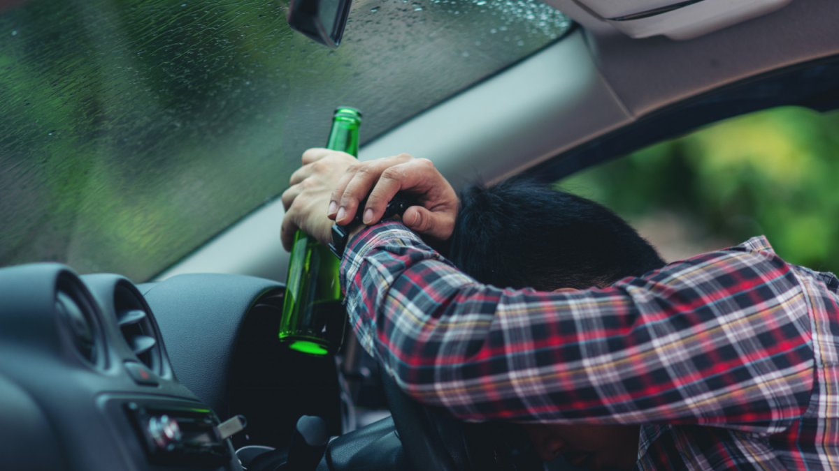 Un taxista se quedó dormido sobre el volante en total estado de ebriedad y fue sancionado por la AMT