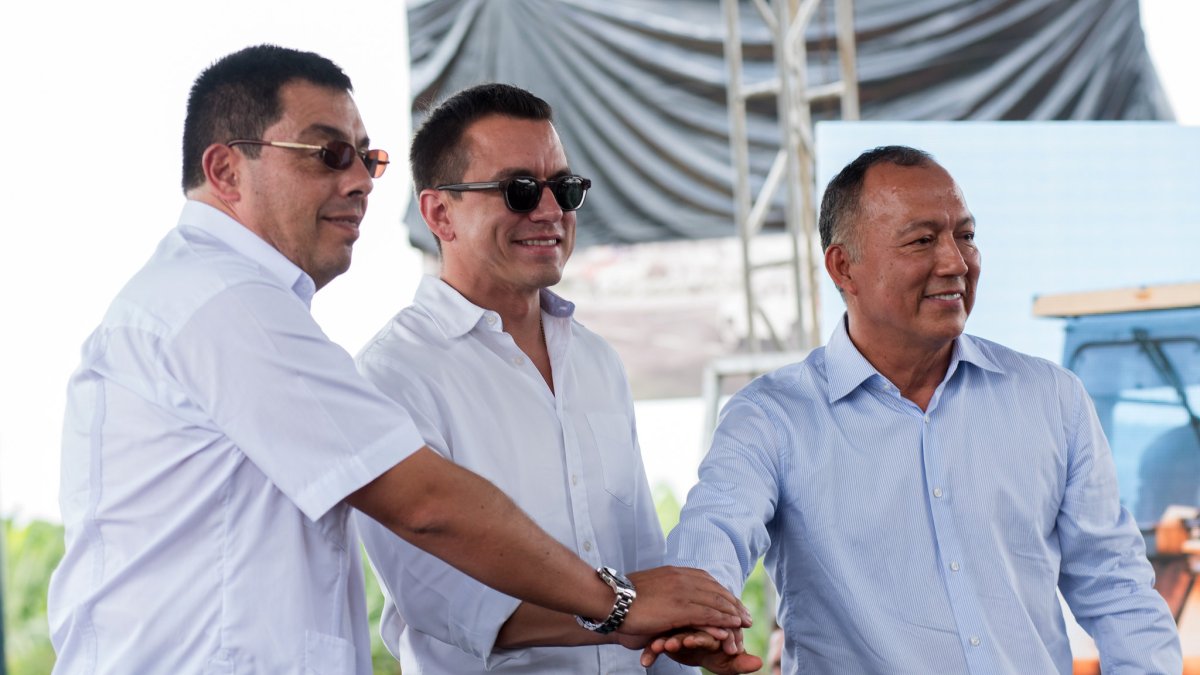 El presidente Daniel Noboa realizó una entrevista radial en la provincia de El Oro.