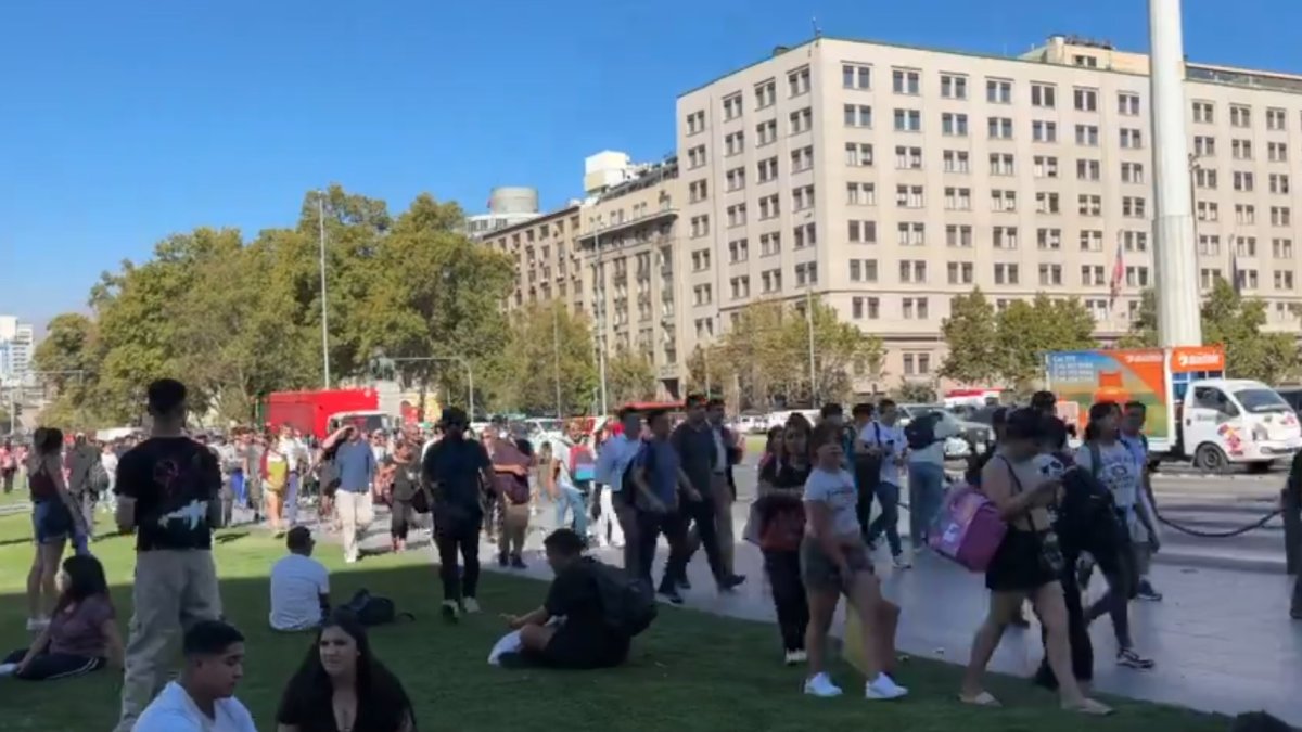 Miles de personas caminan por el sector Barrio Cívico, frente a La Moneda, en Santiago, tras la suspensión del servicio del metro.