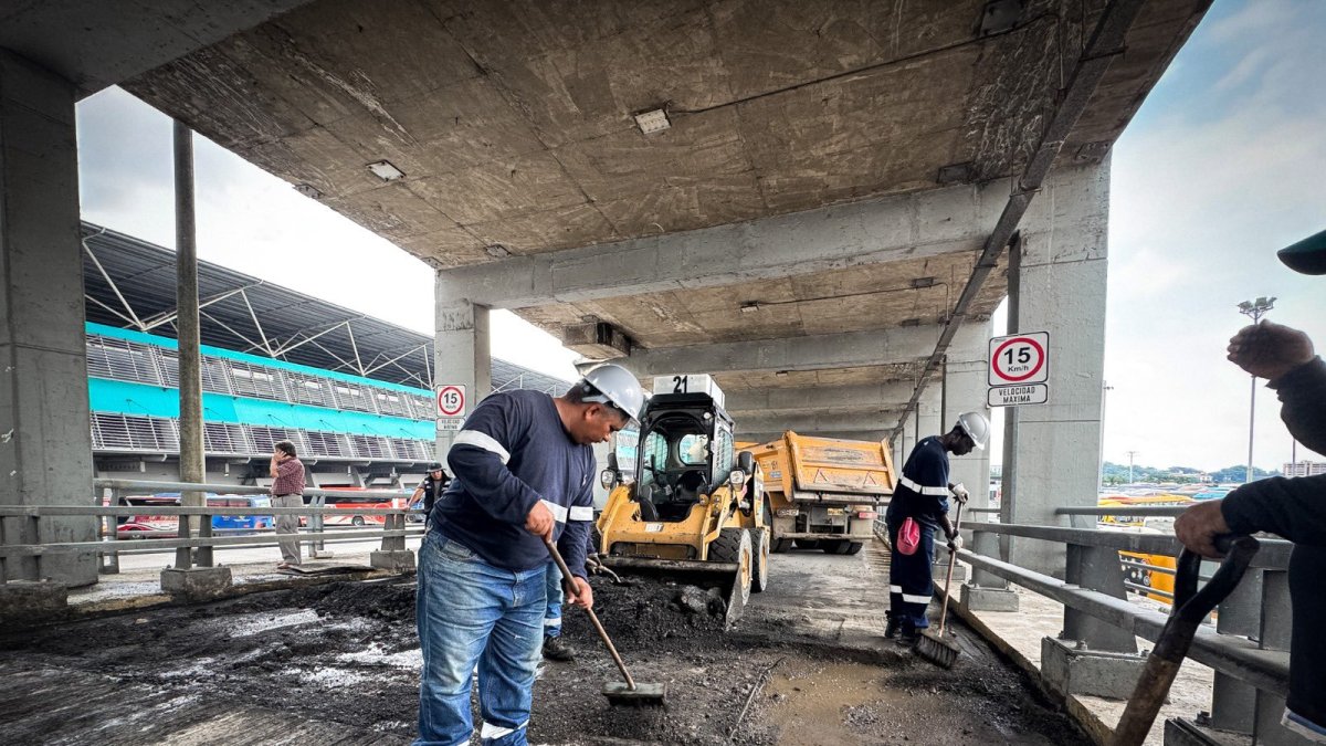 Se está reasfaltando las vías de salida de los buses del Terminal.