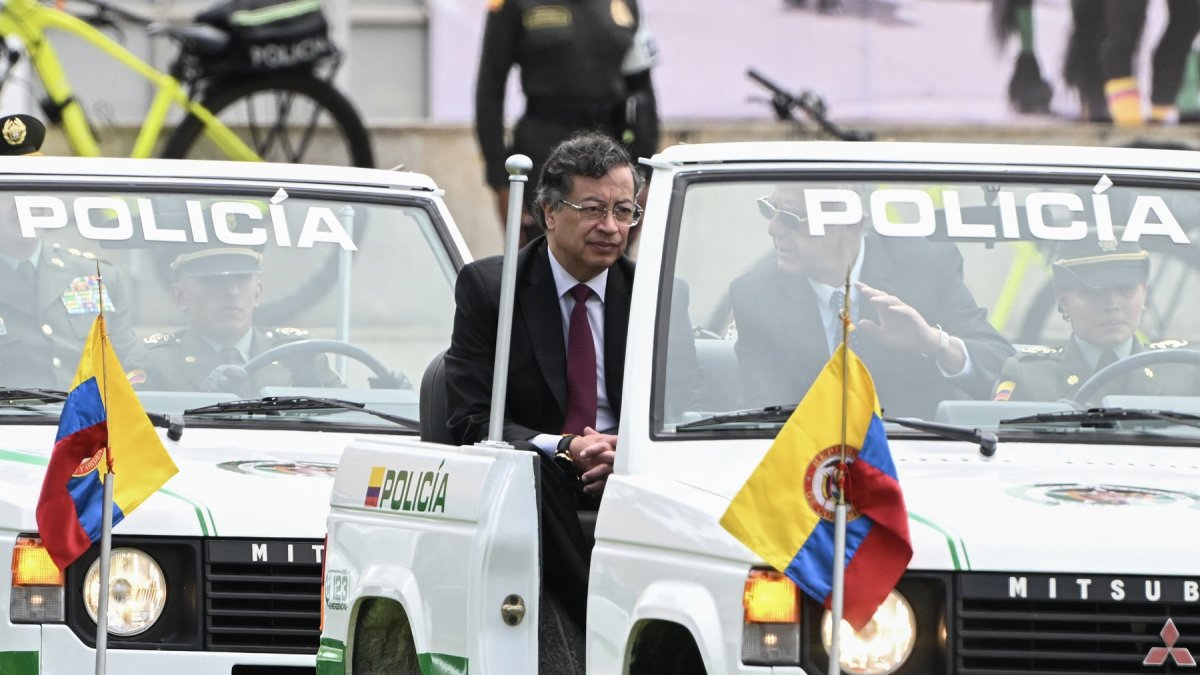 El presidente Gustavo Petro asiste a una ceremonia militar durante la juramentación del nuevo Director de la Policía Nacional, General Carlos Triana