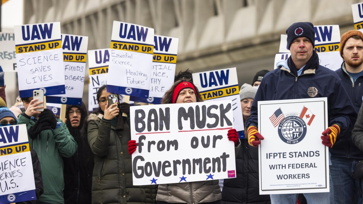 Investigadores, académicos y simpatizantes en una manifestación contra la congelación de fondos por parte del DOGE frente al edificio de Salud y Servicios Humanos (HHS) de EE.UU. en Washington.